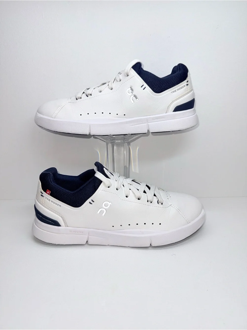 On CLOUD THE ROGER Running Men’s White and Navy Low-Top Sneakers
